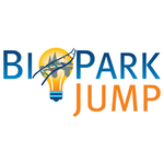 Auf dem Bild ist das Logo der BioPark Regensburg GmbH zu sehen. Es ist in blauer und orangener Schrift mit einer integrierten Glühlampe.