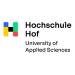 Buntes Logo mit vier farbigen Quadraten in Blau, Grün, Gelb und Rot, daneben der Text 'Hochschule Hof University of Applied Sciences'
