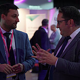 Das Bild zeigt zwei Männer die sich unterhalten