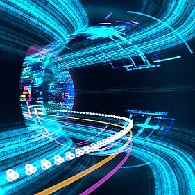 Abstrakte Darstellung von schnellen Datenströmen und digitaler Vernetzung in einem leuchtenden, tunnelartigen Raum
