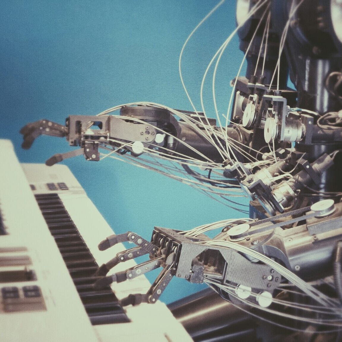 Roboter spielt Klavier