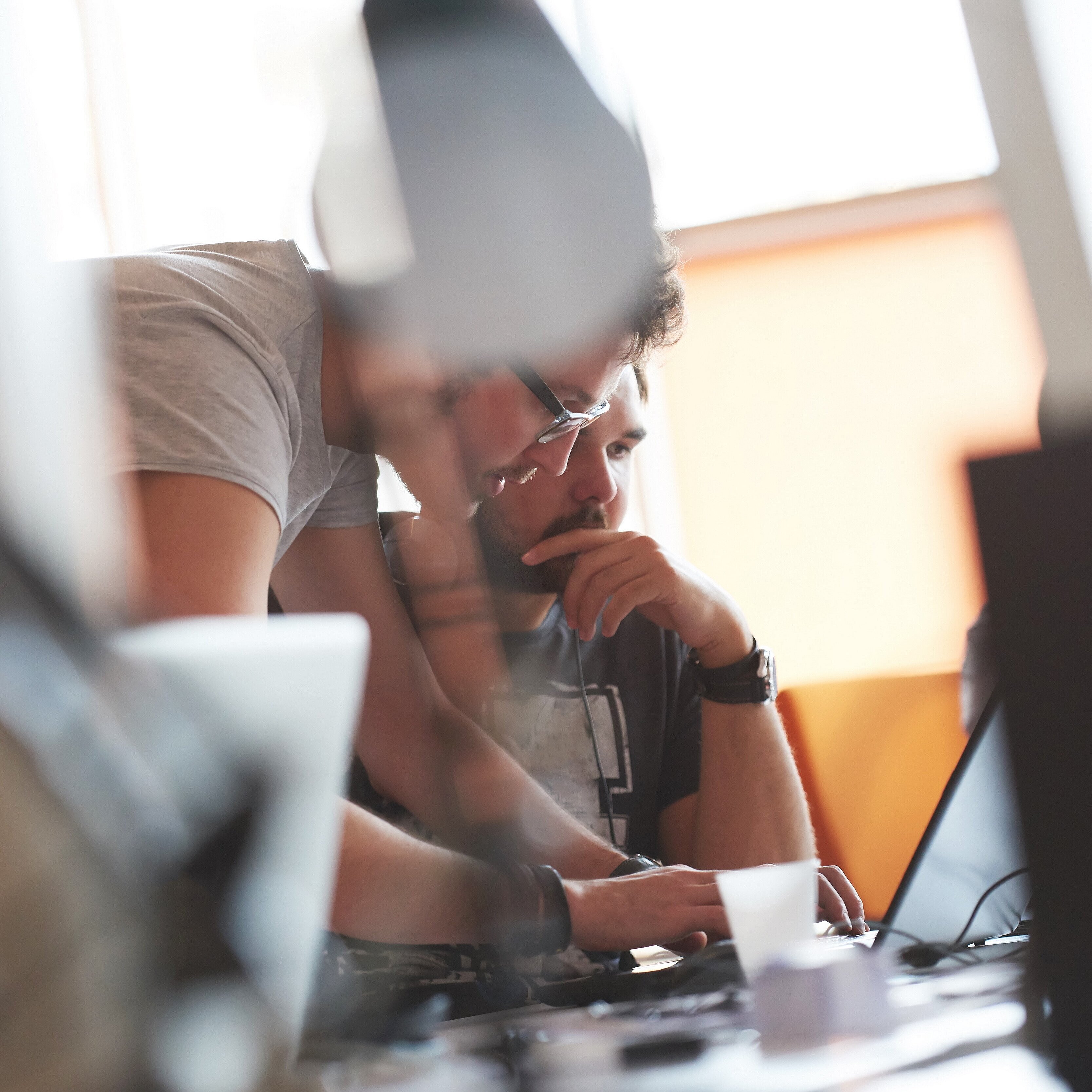 Zwei Personen arbeiten am Laptop