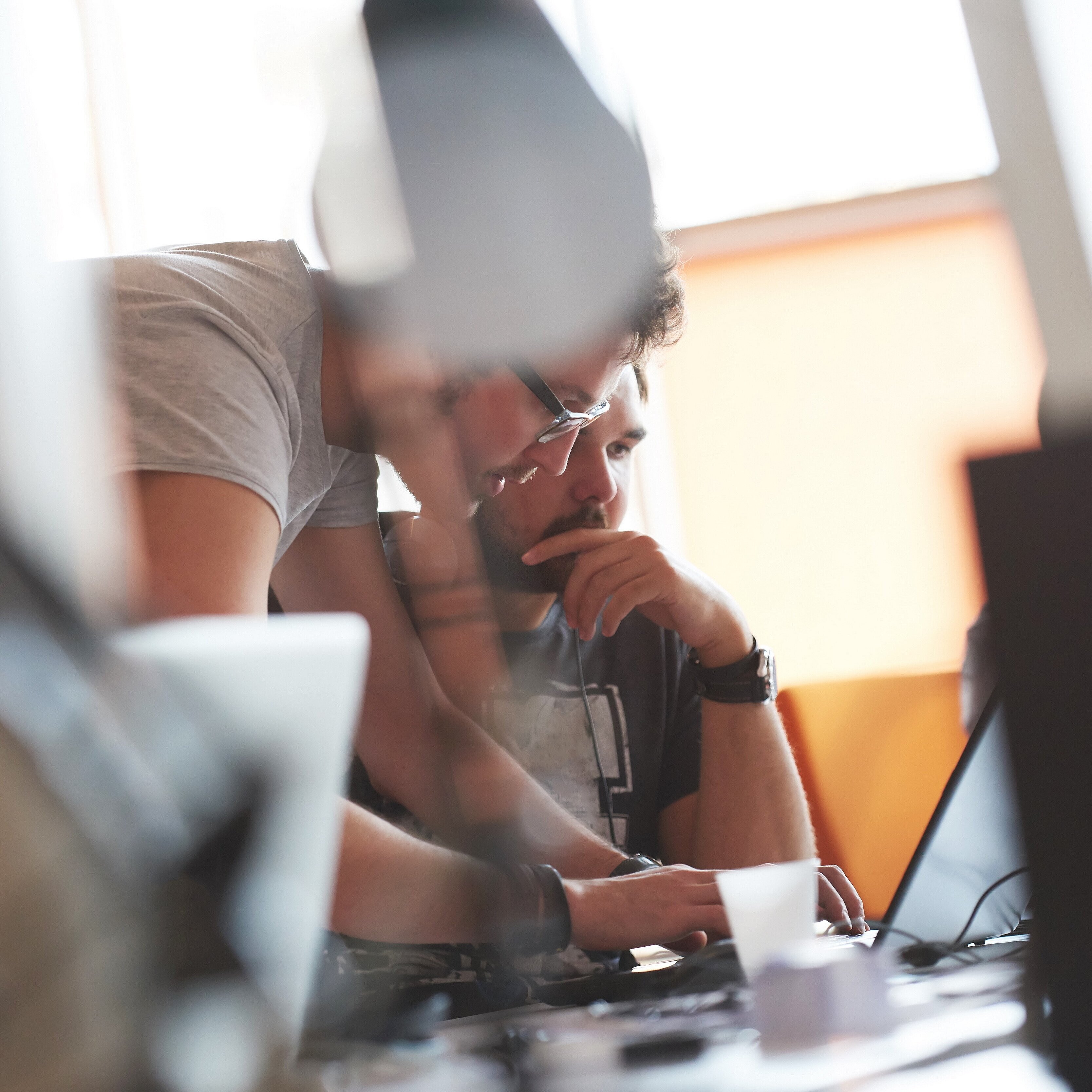 Zwei Personen arbeiten am Laptop