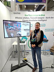Mitarbeiterin der Firma Neurinos an ihrem Messestand auf der EuroTier 2024