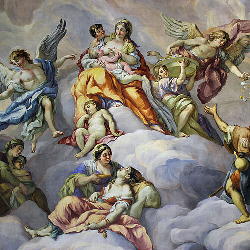 Barockes Deckenfresko mit Engeln und himmlischen Figuren auf Wolken.