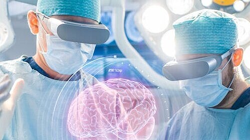 Ärzte im Operationssaal mit digitaler Darstellung eines Gehirns
