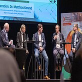 Podiumsdiskussion mit 5 Teilnehmenden