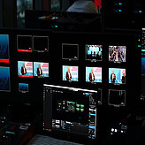 A view into the direction, with many monitors showing diffrent angles of the stage