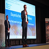 Vorstellung der Bayerischen Batterie Allianz als Netzwerk bayerischer Forschungsinstitutionen auf der Bühne des Batteriekongresses 2025.