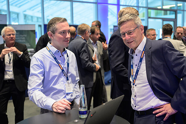Teilnehmer im Gespräch beim Kooperationsforum Bordnetze 2025