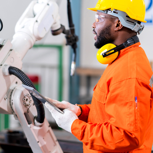 Bild einer Person bei der Arbeit in Schutzkleidung