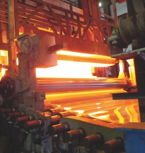Geöffneter technischer Industrieofen mit sichtbarem Heizmodul und Transportband, das in den Ofen führt.