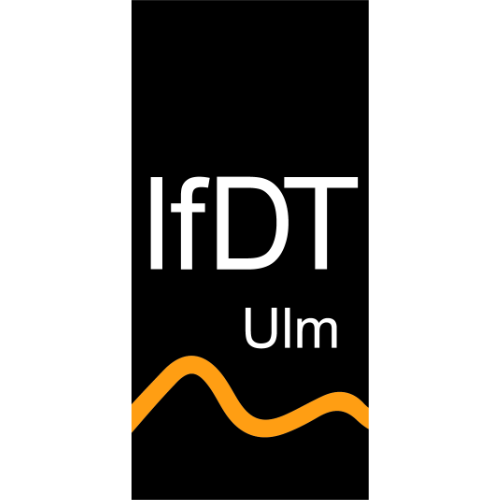 Schwarzes Rechteck mit weißer Schrift 'IfDT Ulm' und orangefarbener Wellenlinie unten