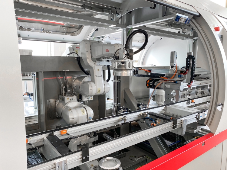 Prüfzelle der AKE technologies GmbH: Technikraum mit präziser Messtechnik und modernen Prüfgeräten für industrielle Anwendungen