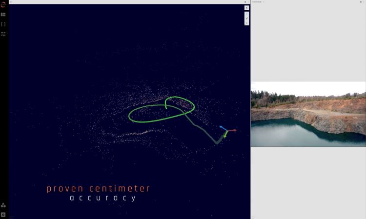 Bildschirmansicht einer Softwareanwendung mit einer 3D-Punktwolke und einer farbigen Flugroute (grün/blau) auf dunklem Hintergrund, darunter der Text „proven centimeter accuracy“; rechts ein eingeblendetes Kamerabild eines Steinbruchs mit Wasserbecken.